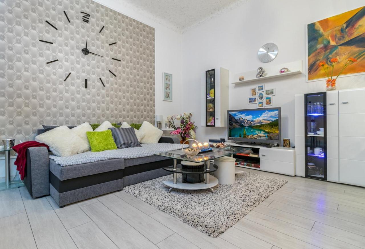 Grey Orchid - Studio * Budapeszt